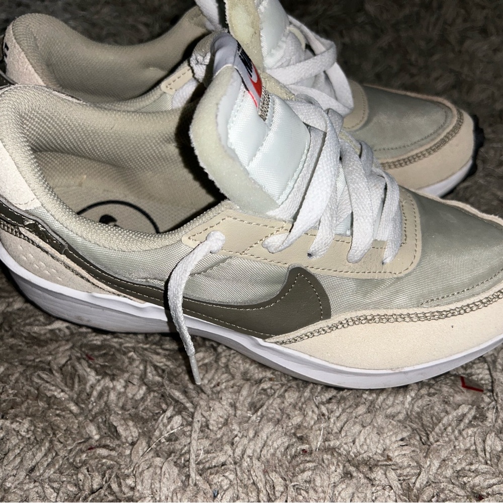 Gently used Nike causal wear unisex men size 6.5 clean like anew